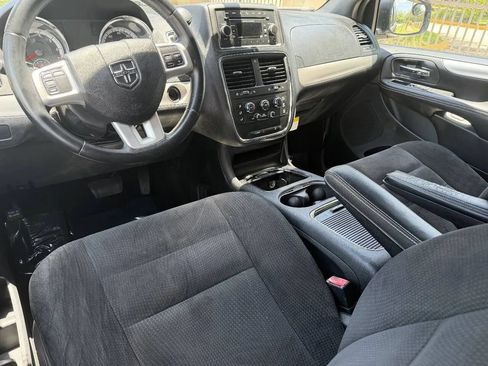 Used 2015 Dodge Grand Caravan SXT w/ Blacktop Package FWD image 19