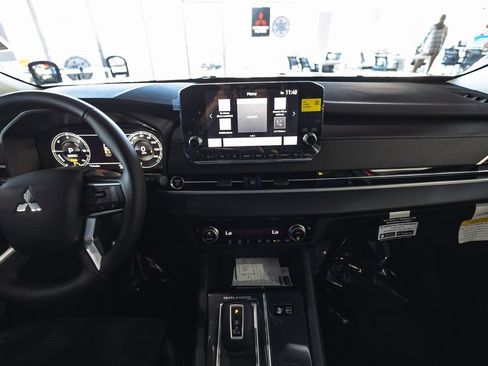 New 2025 Mitsubishi Outlander SE image 22