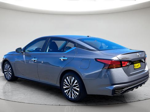 Used 2025 Nissan Altima 2.5 SV FWD image 7