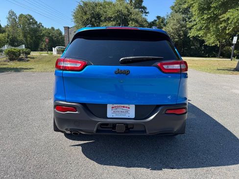 Used 2018 Jeep Cherokee Latitude w/ Altitude Package FWD image 12