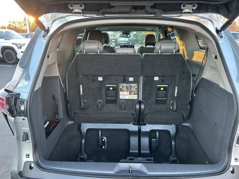Used 2024 Toyota Sienna XLE image 9