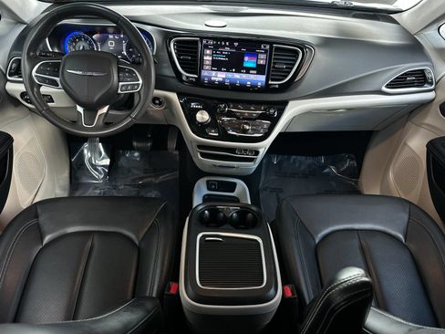 Used 2023 Chrysler Pacifica Touring-L FWD image 9