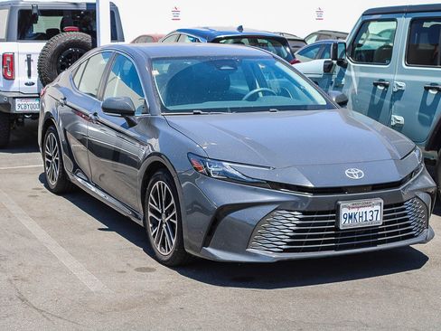 Used 2025 Toyota Camry XLE FWD image 3
