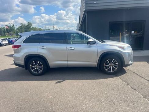 Used 2018 Toyota Highlander XLE AWD/4WD image 2