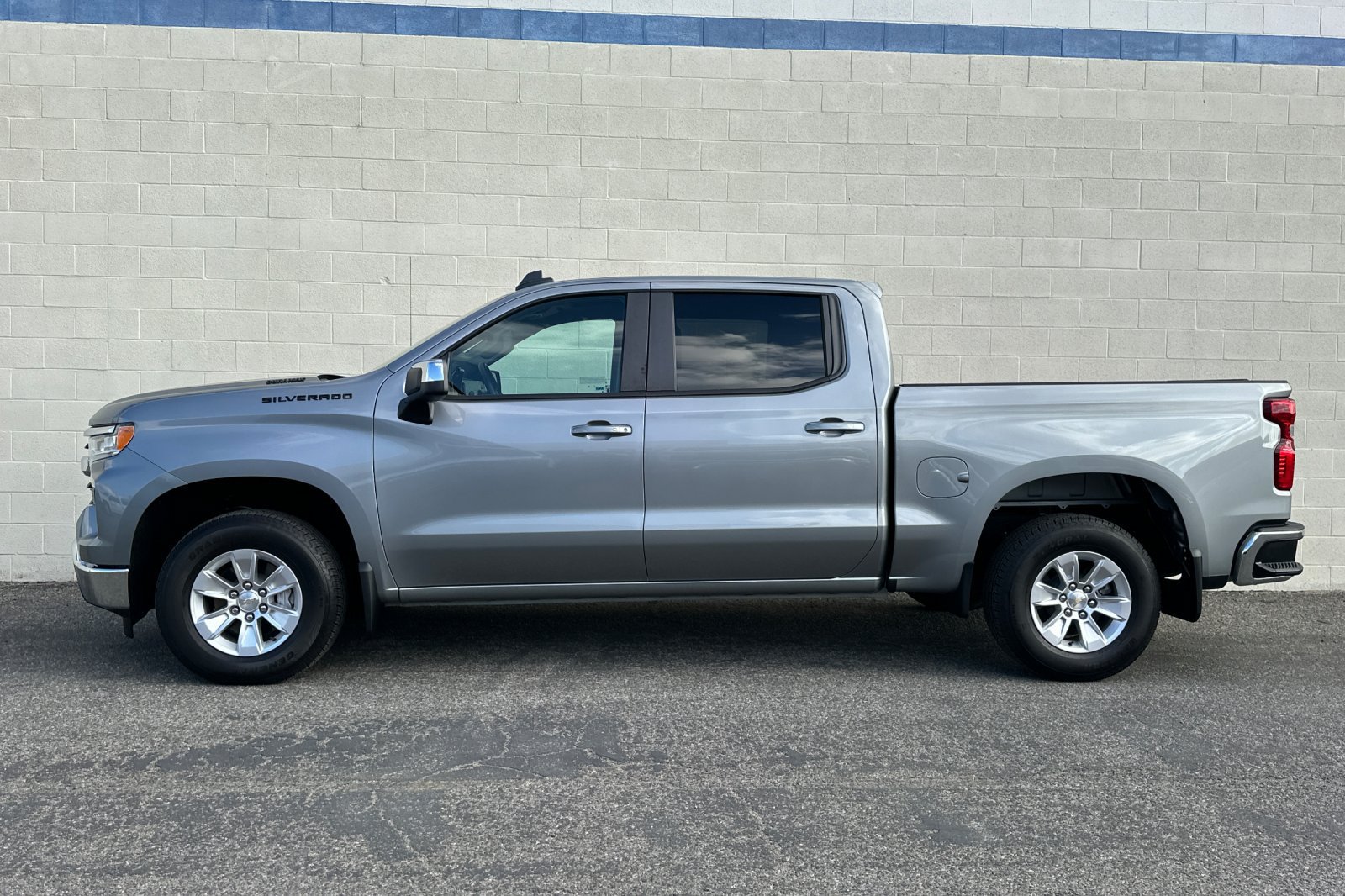 Used 2025 Chevrolet Silverado 1500 LT w/ LPO, Dark Essentials Package RWD image 7