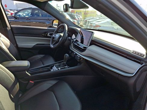 Used 2024 Jeep Compass Limited image 11