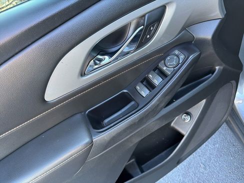 Used 2020 Chevrolet Traverse LT image 13