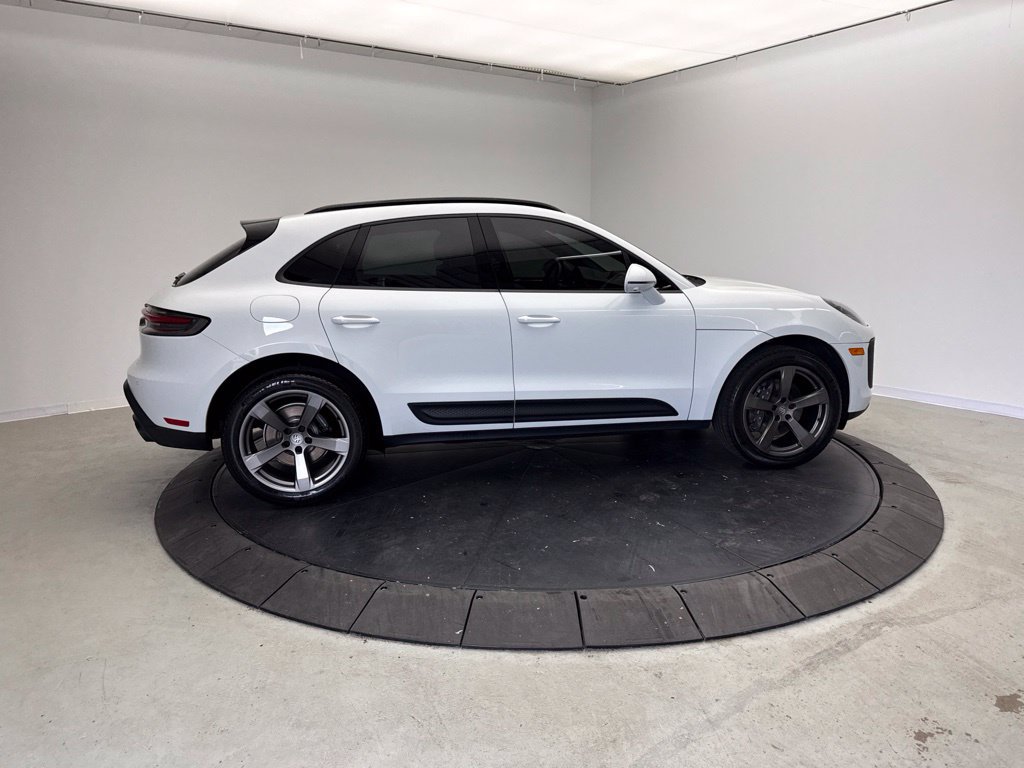Certified 2024 Porsche Macan AWD/4WD image 8