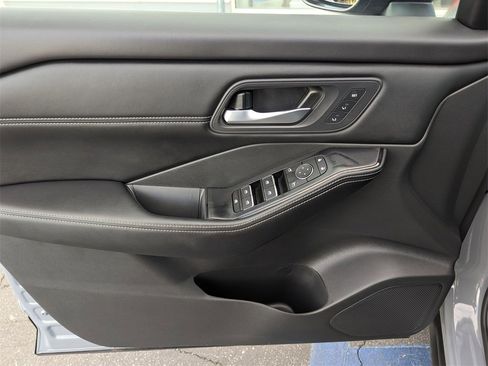 Used 2024 Nissan Rogue SL w/ SL Premium Package image 29