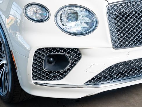 Used 2021 Bentley Bentayga Plug-In Hybrid image 18