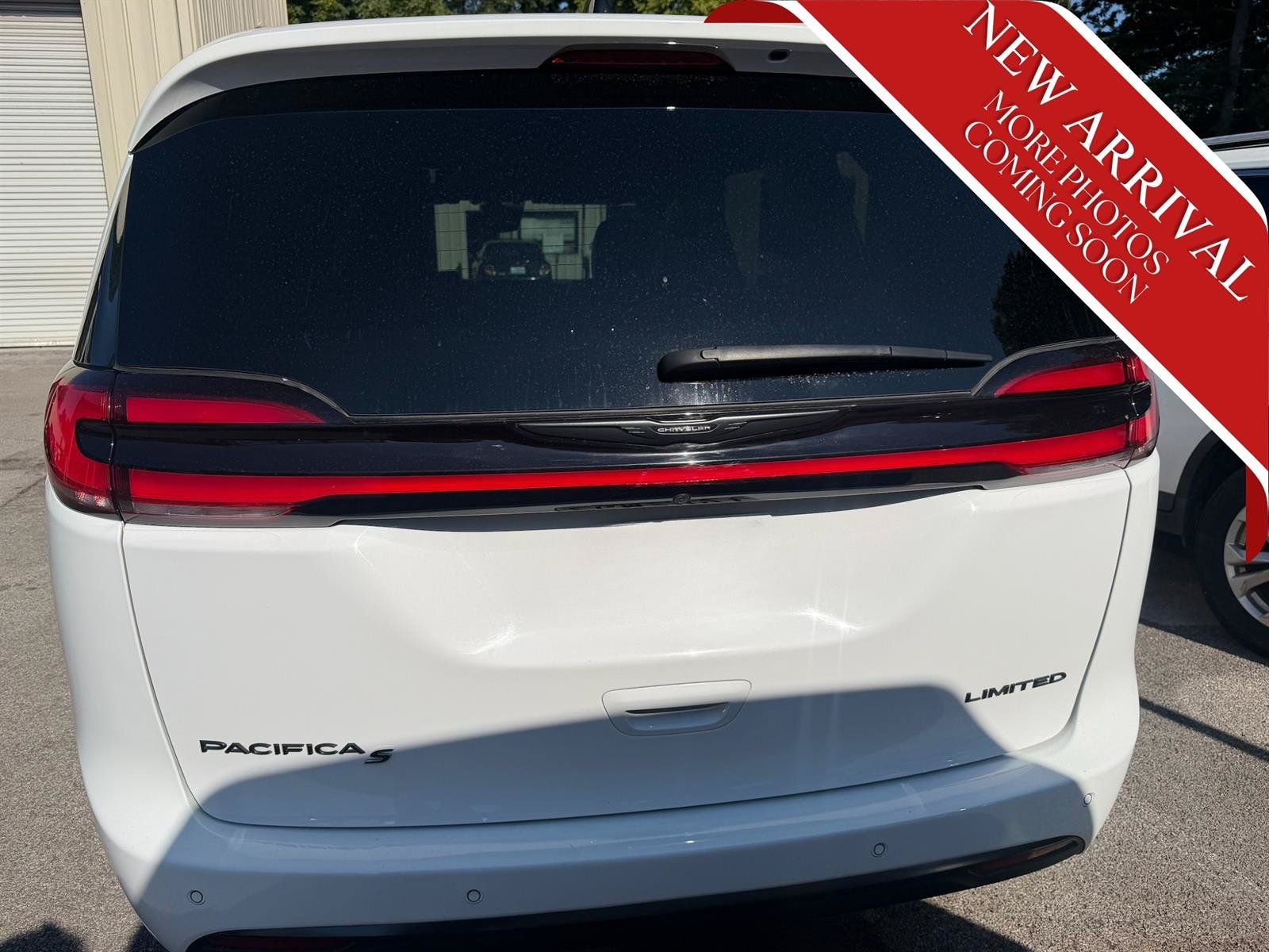 Used 2025 Chrysler Pacifica Limited FWD image 6