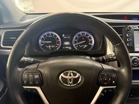 Used 2017 Toyota Highlander SE image 13