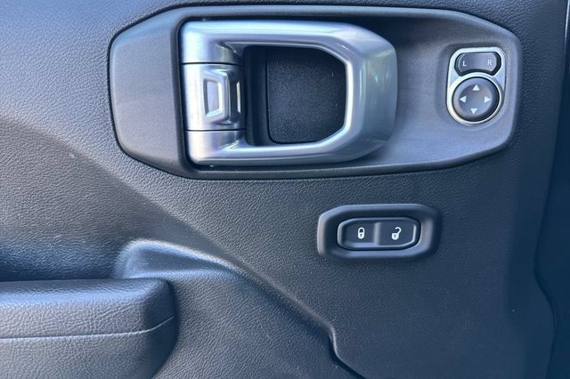 Used 2022 Jeep Gladiator Sport AWD/4WD image 11