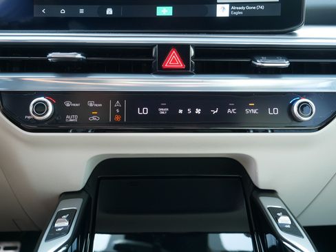 Certified 2025 Kia Sorento SX Prestige AWD/4WD image 23