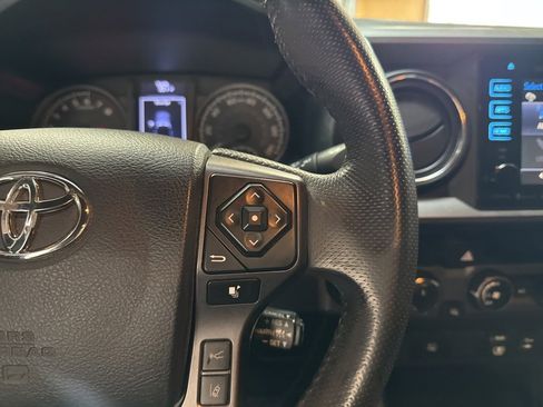 Used 2018 Toyota Tacoma TRD Sport image 17