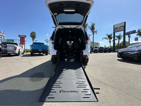 Used 2024 Chrysler Pacifica Touring image 39