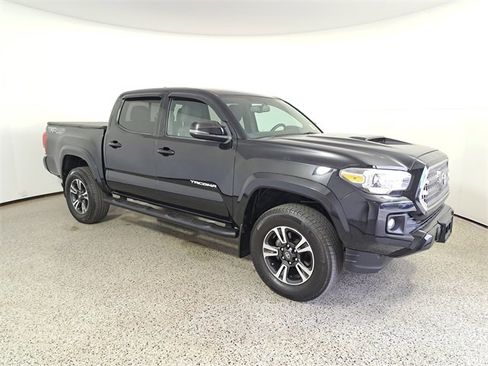 Used 2016 Toyota Tacoma TRD Sport image 4