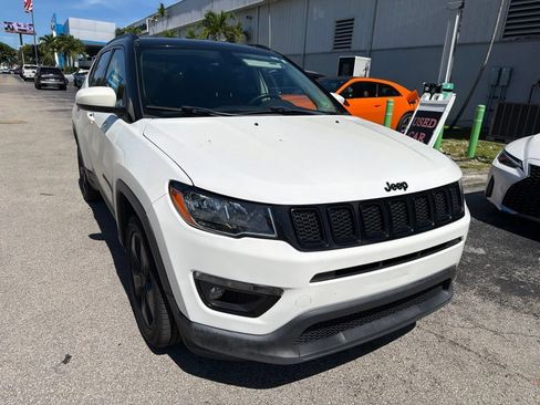 Used 2018 Jeep Compass Latitude FWD image 2