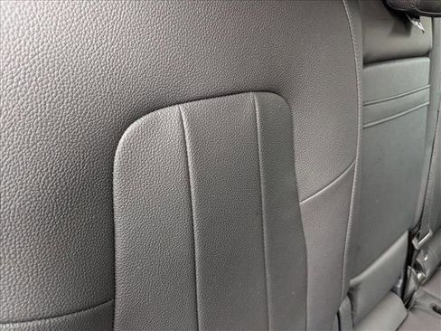 Used 2021 Mercedes-Benz GLB 250 w/ Premium Package image 17