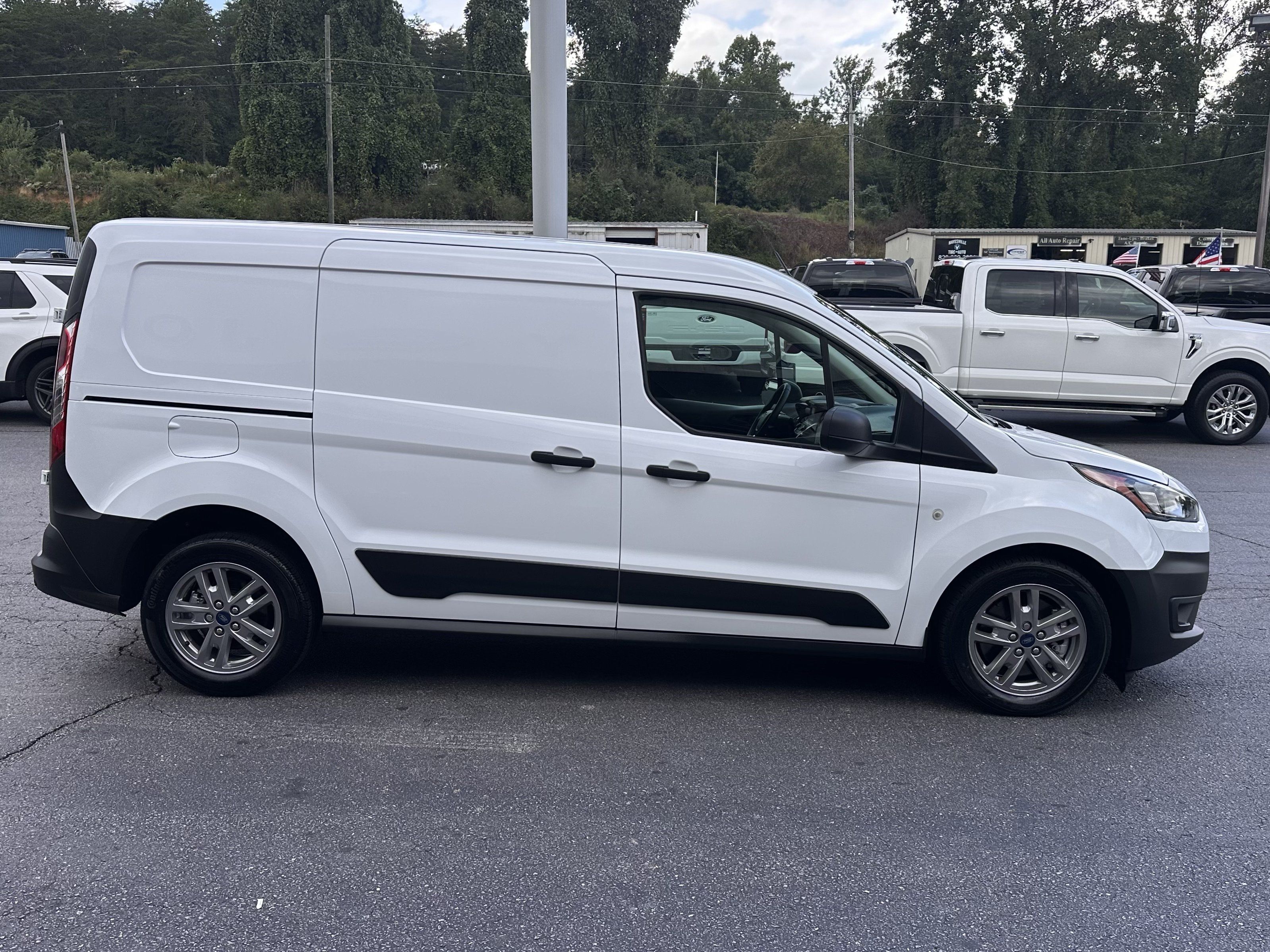 Certified 2023 Ford Transit Connect XL FWD image 5