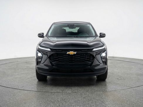 Used 2025 Chevrolet Trax LT FWD image 2