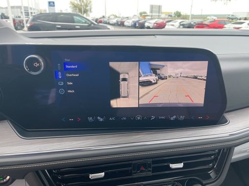 New 2025 Chevrolet Suburban Premier image 32