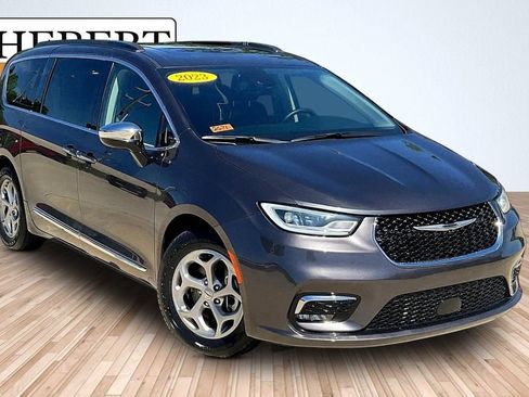 Used 2023 Chrysler Pacifica Limited FWD image 2