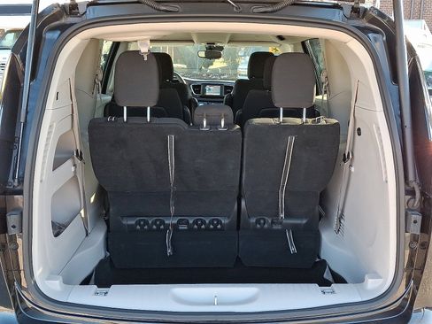 Used 2023 Chrysler Voyager LX image 29