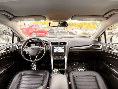 Used 2018 Ford Fusion SE w/ Equipment Group 602A FWD image 2