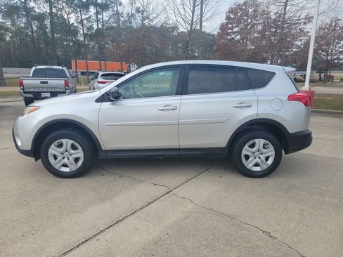 Used 2013 Toyota RAV4 LE image 2