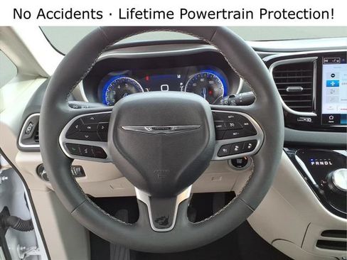 Used 2024 Chrysler Pacifica Touring-L FWD image 16