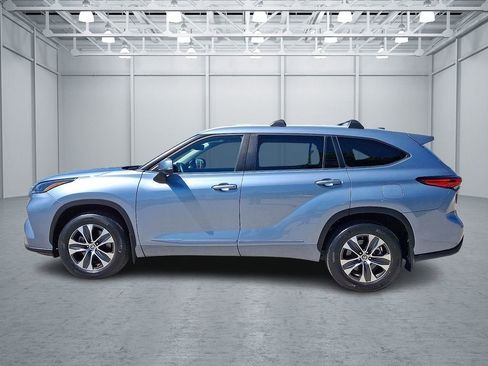 Used 2023 Toyota Highlander XLE AWD/4WD image 8