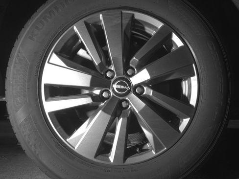 Used 2025 Nissan Pathfinder SV FWD image 15