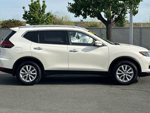 Used 2019 Nissan Rogue SV image 3