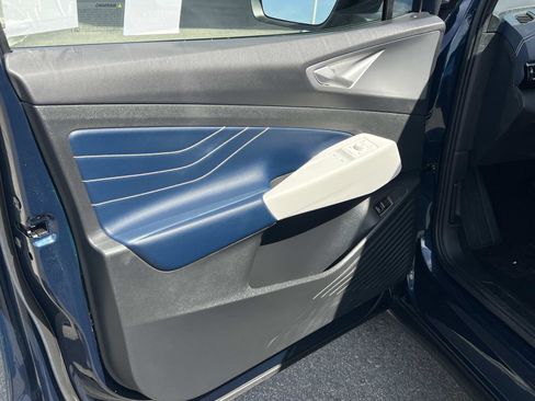 Used 2023 Volkswagen ID.4 Pro S Plus image 4