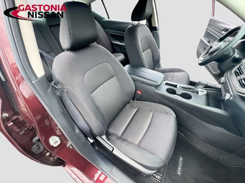 Used 2025 Nissan Altima 2.5 SV FWD image 34
