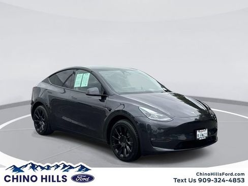 Used 2024 Tesla Model Y Long Range AWD/4WD image 1