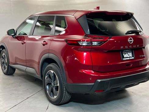 Used 2024 Nissan Rogue SV AWD/4WD image 3