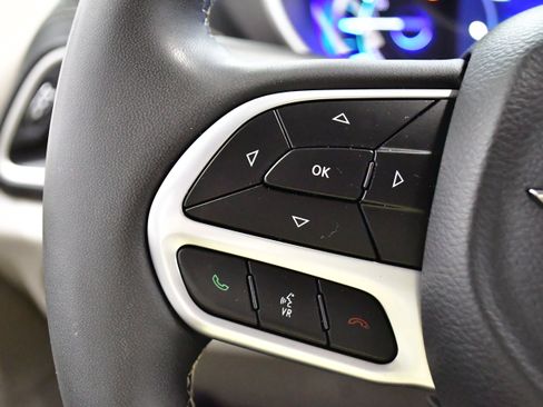 Used 2024 Chrysler Pacifica Limited FWD image 23