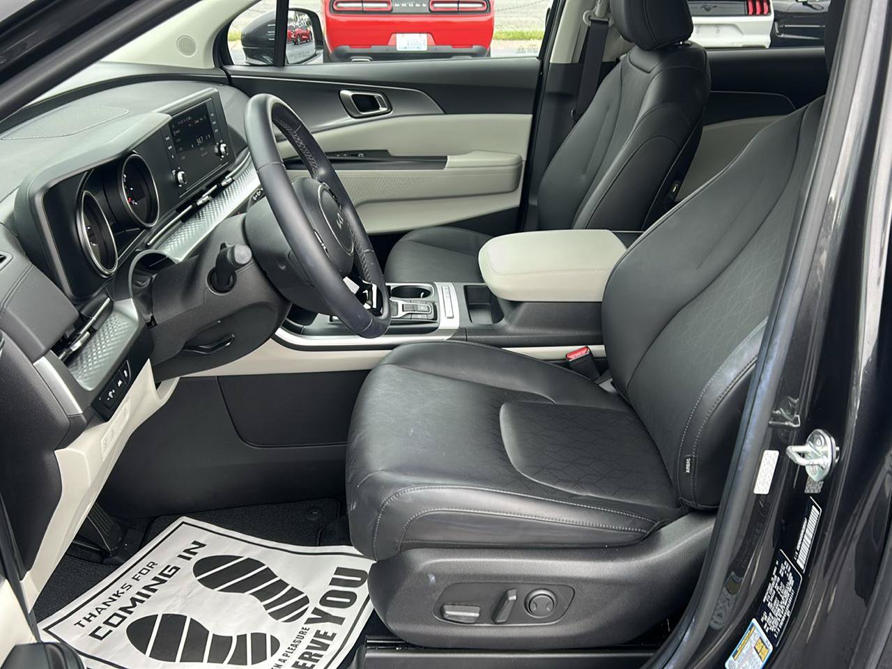 Used 2024 Kia Carnival LX FWD image 9