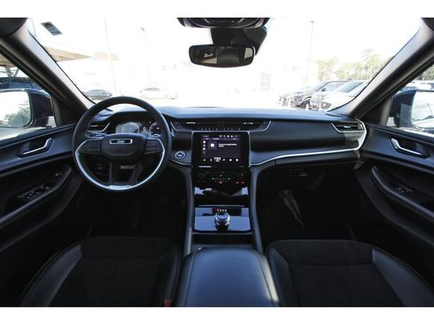 Used 2024 Jeep Grand Cherokee Altitude RWD image 12