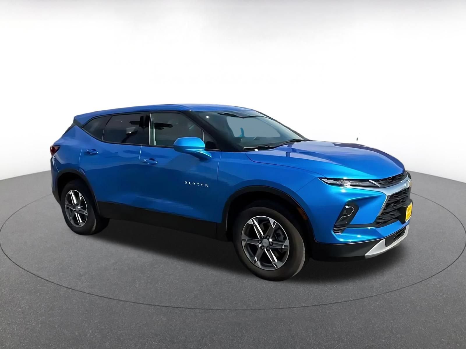 Used 2025 Chevrolet Blazer LT FWD image 2