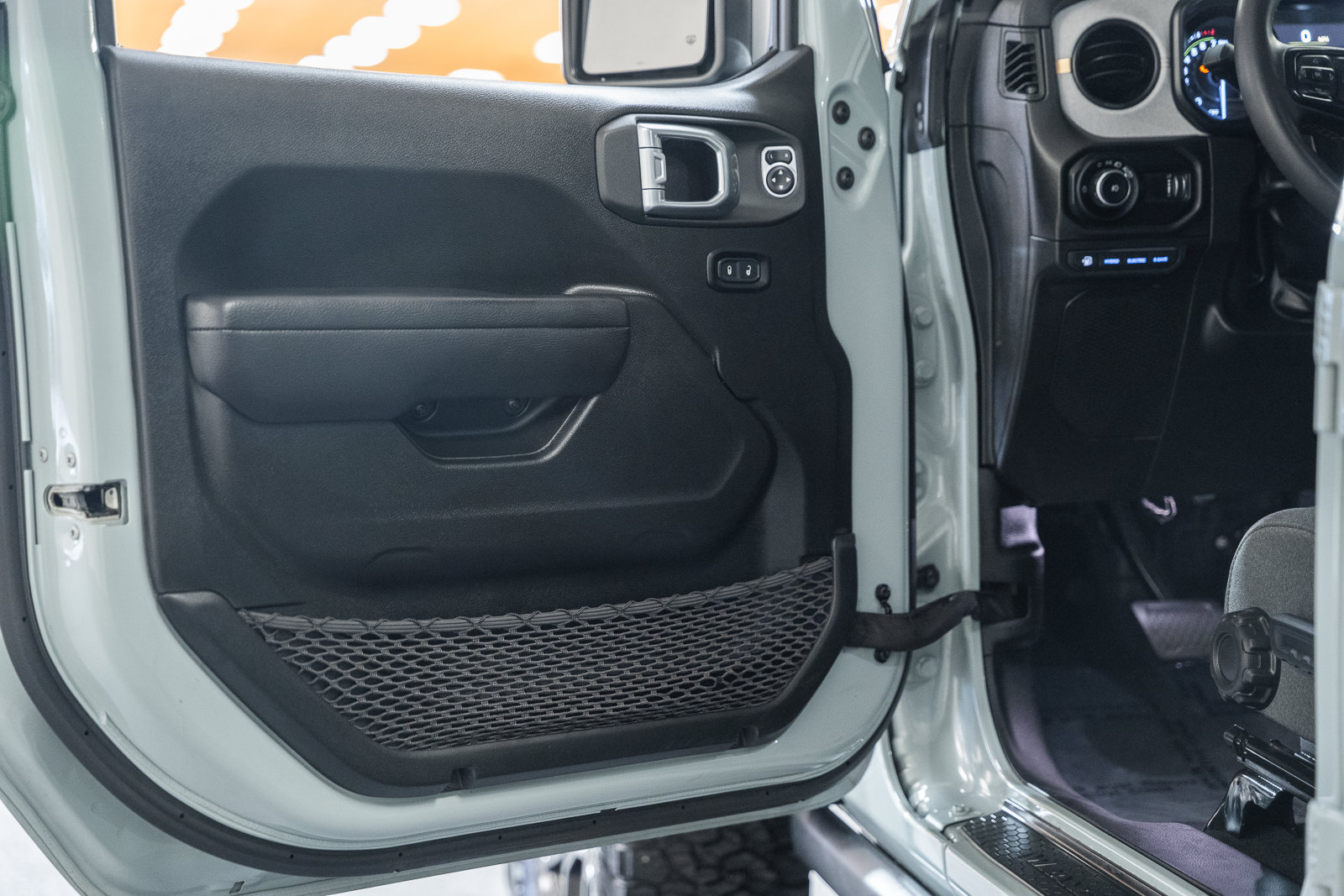 Used 2024 Jeep Wrangler Unlimited AWD/4WD image 46