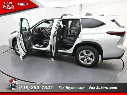 Used 2025 Toyota Highlander LE FWD image 39