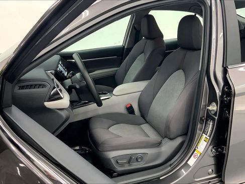 Used 2018 Toyota Camry LE image 21