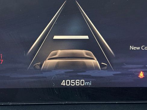 Used 2025 Chevrolet Traverse LT image 18