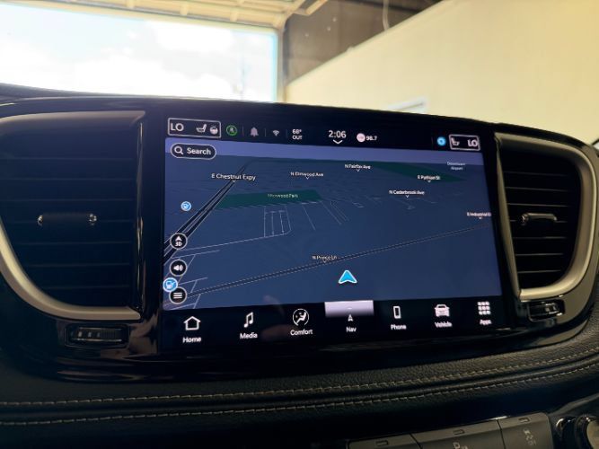 Used 2024 Chrysler Pacifica Limited FWD image 17