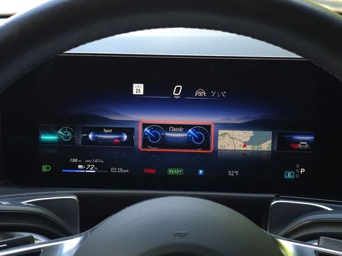 Used 2025 Mercedes-Benz EQB 300 4MATIC image 33