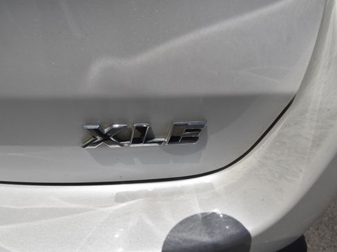 Used 2019 Toyota Highlander XLE AWD/4WD image 18