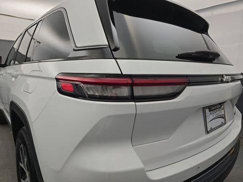 Used 2024 Jeep Grand Cherokee Limited image 18